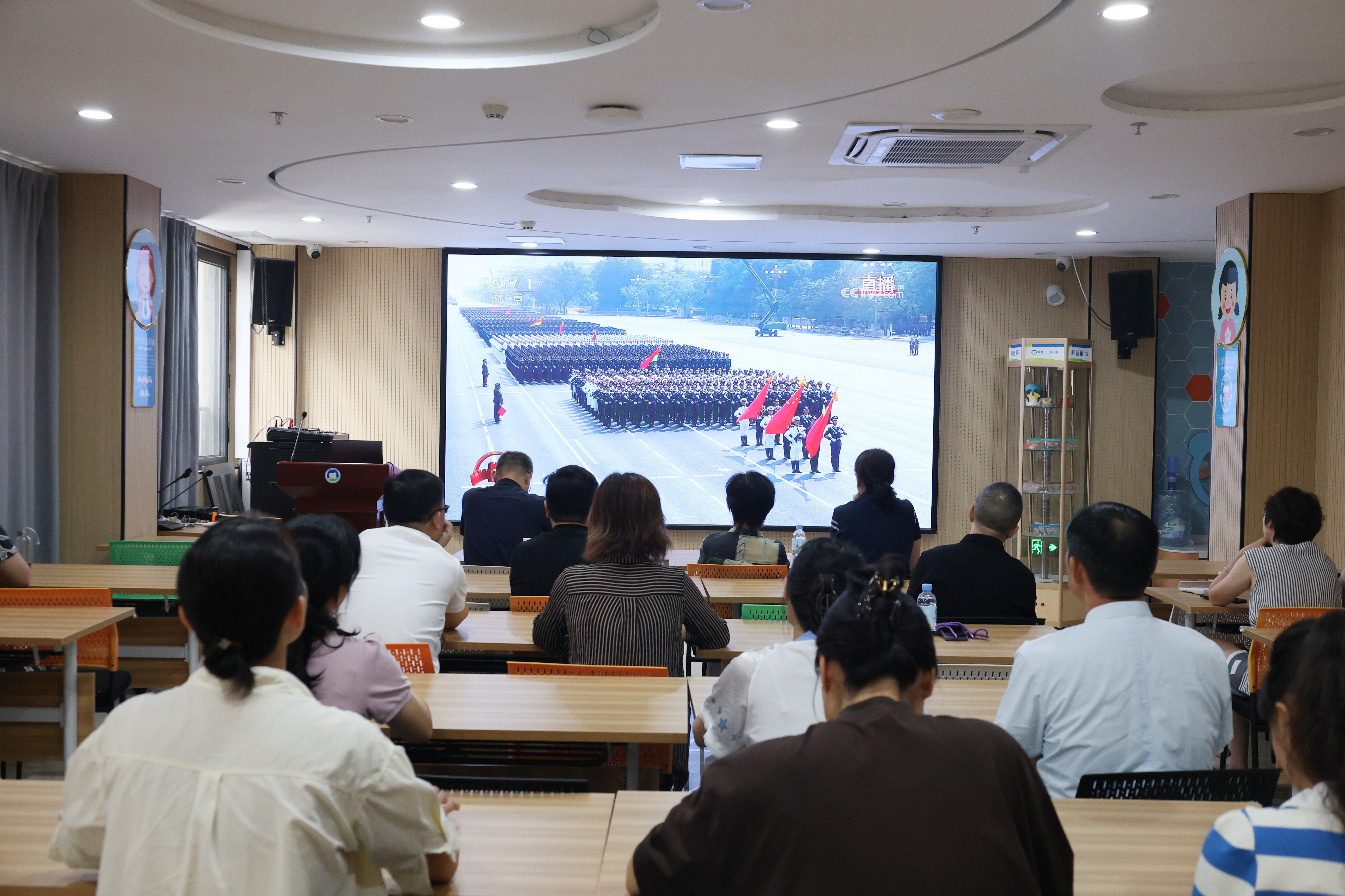 感受强国脉动 凝聚奋进力量——桂林市口腔医院组织干部职工集体观看阅兵盛况